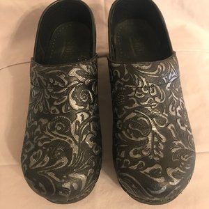 Sanita Size 37 Gwenore Clogs in gray